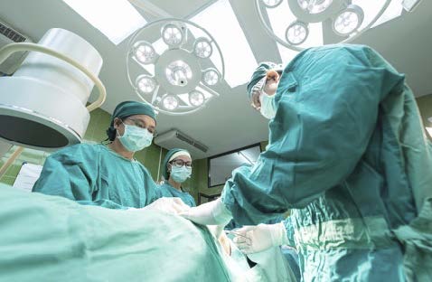 Ärzte in einem OP-Saal bei einer Operation